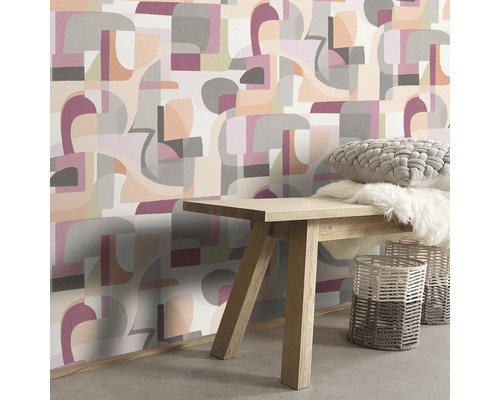 Scene met geometrisch behang, houten bank, kussen en manden voor een lichte en georganiseerde sfeer.