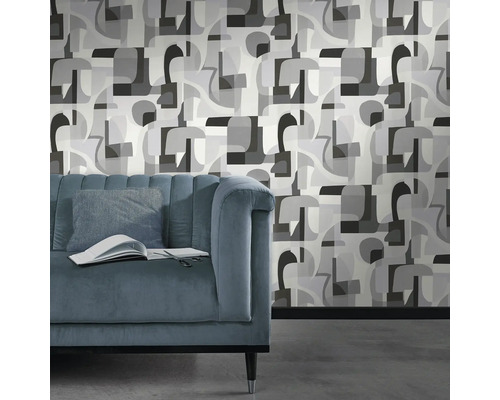 Kamer met patroonbehang en bank