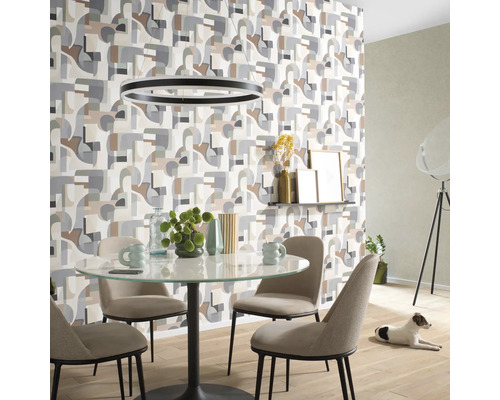 Eetkamer met ronde tafel, stoelen en behang met patroon