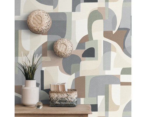 Decoratieve woonomgeving met patroonbehang, plank en decoratieve elementen