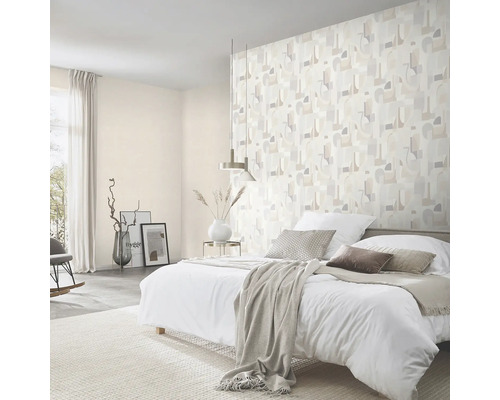 Lichte slaapkamer met patroonbehang, bed en vloerkleed voor een vriendelijke sfeer