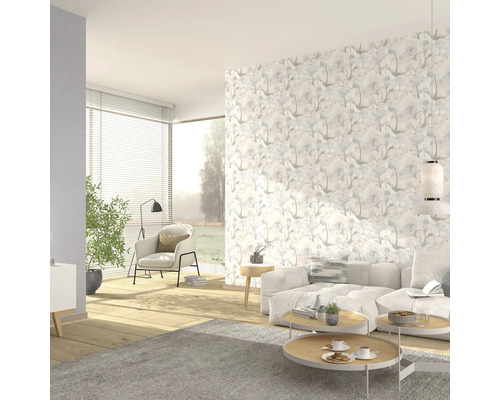 Lichte woonkamer met behang met motief, bank en fauteuils