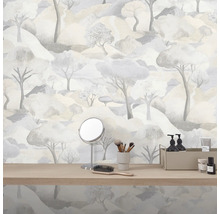 Behang met boomlandschapspatroon en wastafel met cosmetica