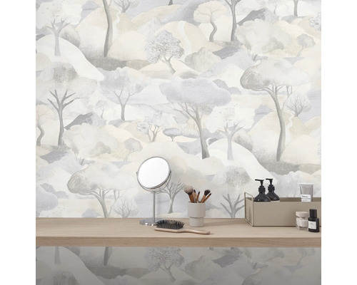 Behang met boomlandschapspatroon en wastafel met cosmetica