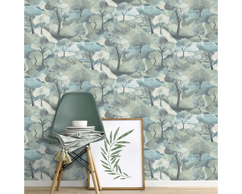 Scene met een groen behang met bosmotief, een stoel, servies en een ingelijste afbeelding.