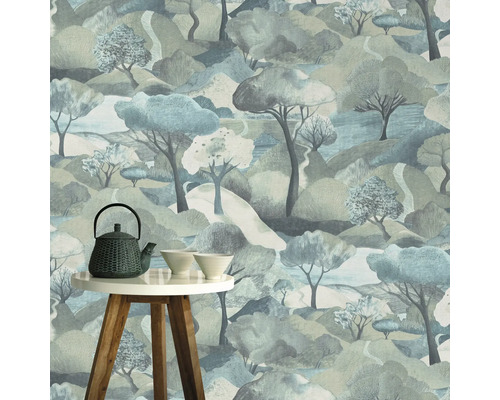 Behang met landschapsmotief en theeservies op bijzettafel