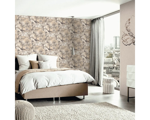 Lichte slaapkamer met patroonbehang, bed en uitzicht over de stad