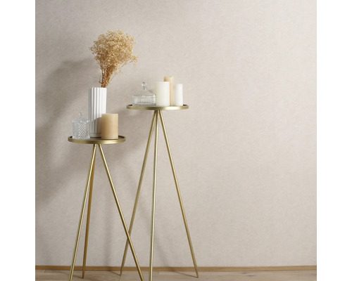 Decoratieve scène met bijzettafels, kaarsen, vaas en droogbloemen