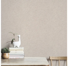 Scène met beige behang, tafel en decoratie