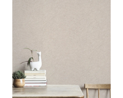 Scène met beige behang, tafel en decoratie