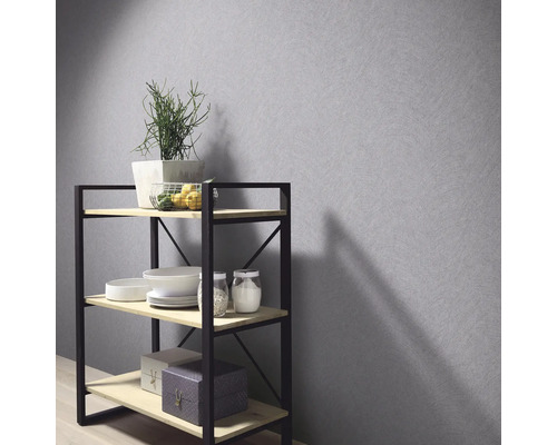 Rek met decoratieve objecten voor een grijze muur