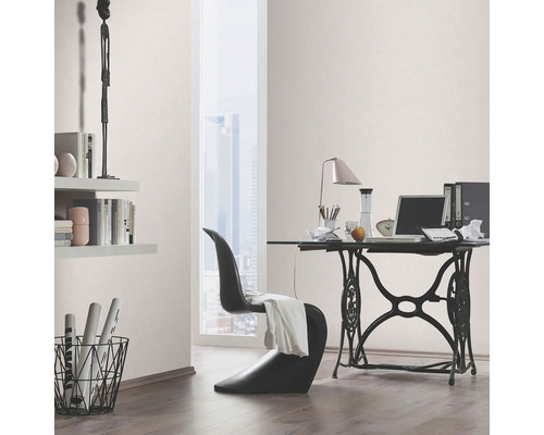 Werkkamer met bureau, stoel, boekenplank en raam