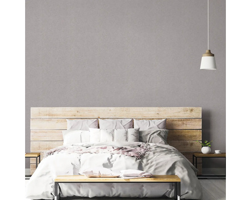 Slaapkamer met houten bed en nachtkastjes