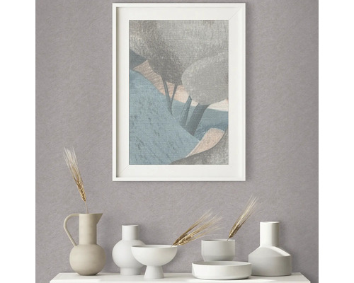 Ingelijst abstract kunstwerk boven decoratieve vazen en schalen op een plank