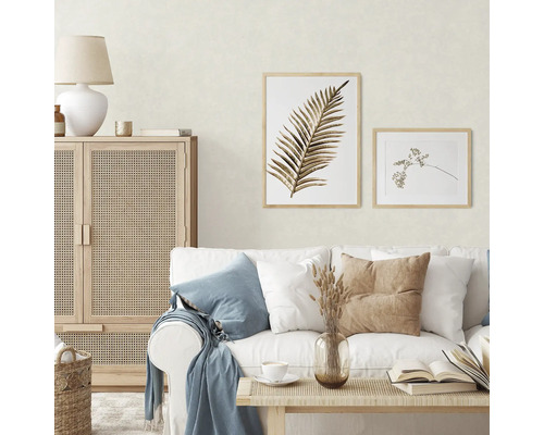 Woonkamer met bank, tafel, kast en wanddecoraties