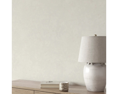 Decoratieve tafellamp op een tafel met een boek en kaars.