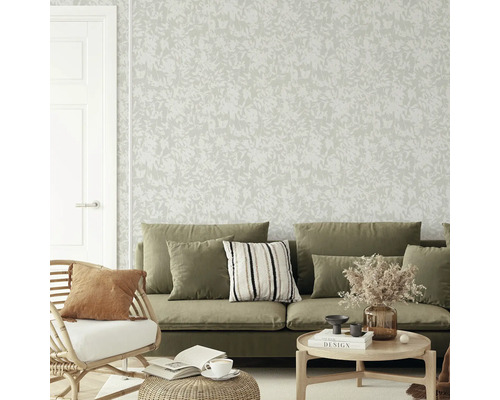 Woonkamer met behang met bloemmotief, bank en fauteuil