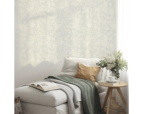 Woonkamer met patroonbehang, bank en bijzettafel