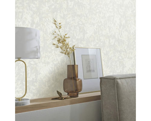 Close-up van een behang met bloemmotief in een interieur, gecombineerd met decoratieve elementen zoals een lamp, vaas en schilderij