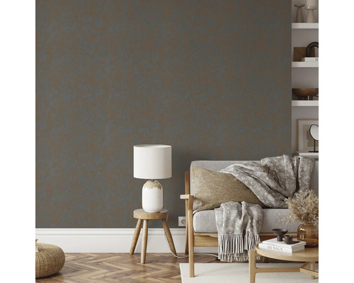 Woonkamer met gestructureerd wandbehang, bank, bijzettafel en lamp