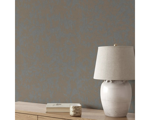 Close-up van een muur met textuur en een lamp op een tafel