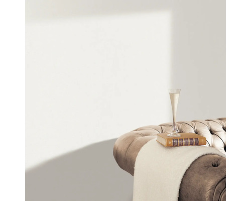 Boek en champagneglas op een bank