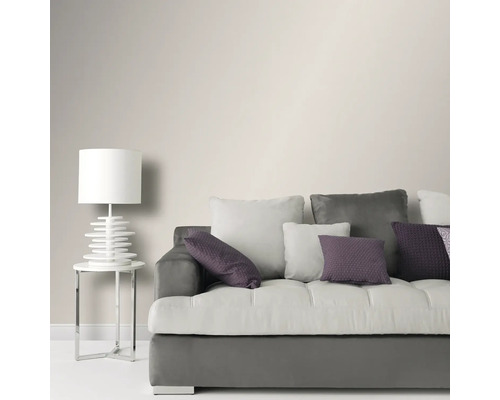 Woonkamer met bank, kussens en tafellamp