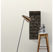 Scene met vloerlamp, barkruk, drankkan en wanddecoratie