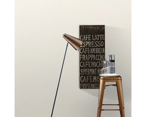 Scene met vloerlamp, barkruk, drankkan en wanddecoratie