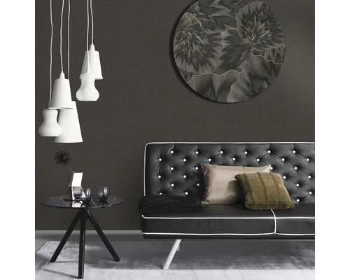 Woonkamer met bank, tafel, lamp en wanddecoratie