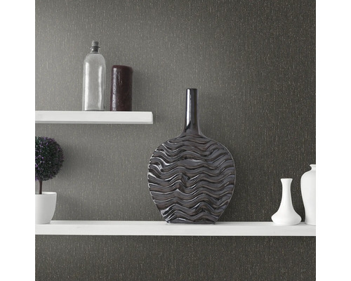 Decoratief stilleven met vazen en decoratieve elementen op witte planken voor een gemustere wand