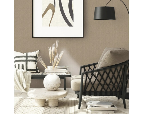 Woonkamer met fauteuil, tafel, decoratie en schilderij