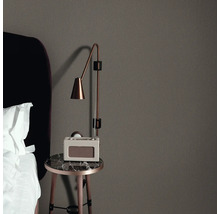 Scene met bedlamp, radio en nachtkastje naast een bed