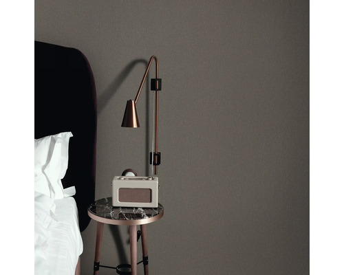 Scene met bedlamp, radio en nachtkastje naast een bed