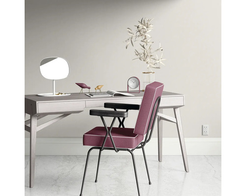 Bureau met bureaulamp, decoratie en bureaustoel