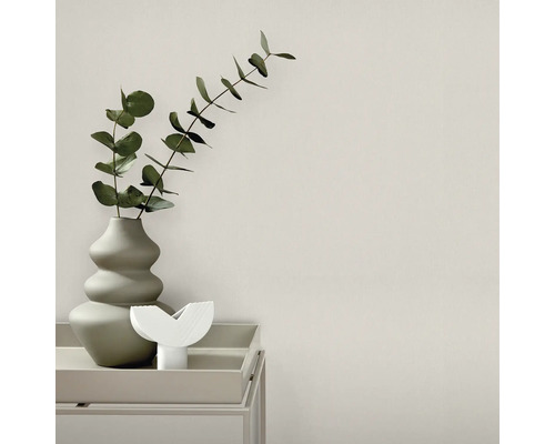 Decoratieve scène met vaas, eucalyptus takken en decoratie op een tafel