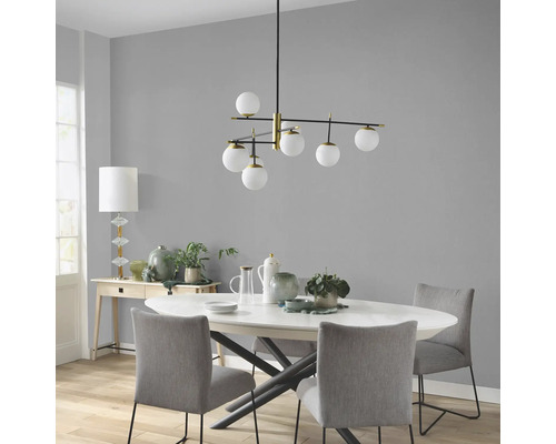 Eetkamer met eettafel, stoelen en hanglamp met bolvormige lampenkappen