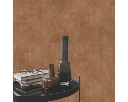 Wanddecoratie met boeken, bril en vazen op een tafel