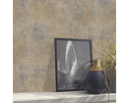 Close-up van een gestructureerd behang met abstracte patronen, gecombineerd met decoratieve elementen zoals een fotolijst en een vaas