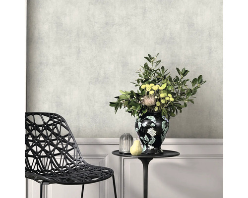 Scène met gemotiefd behang, stoel, tafel en bloemenvaas