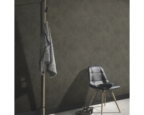 Kameropstelling met kapstok, jas, stoel en schoenen voor een donkere wand