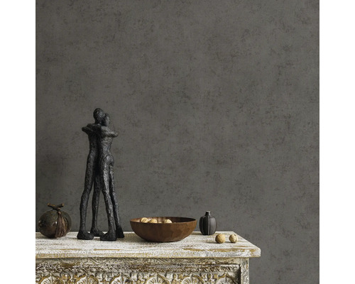 Close-up van een grijze muur met decoraties op een tafel