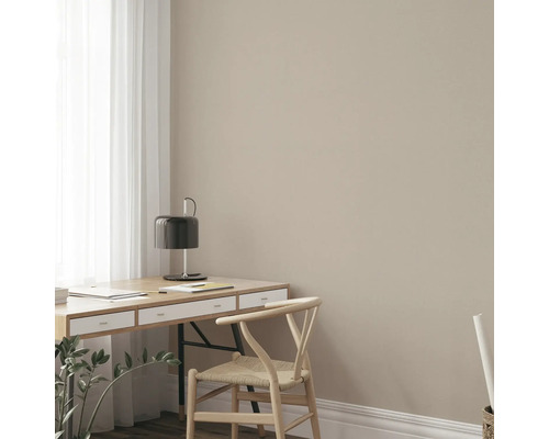 Bureau met lamp en houten stoel in een lichte kamer