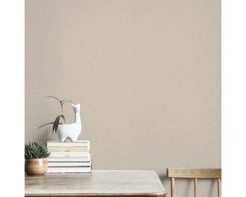 Gestructureerd behang in een woonkamer met tafeldecoratie