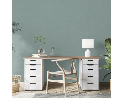 Werkkamer met bureau, stoel en opbergkasten