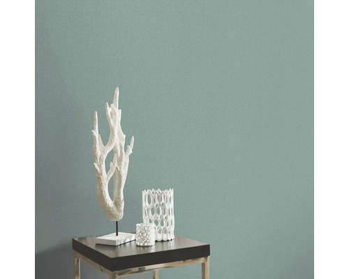 Close-up van een textielbehang met decoratieve elementen op een tafel