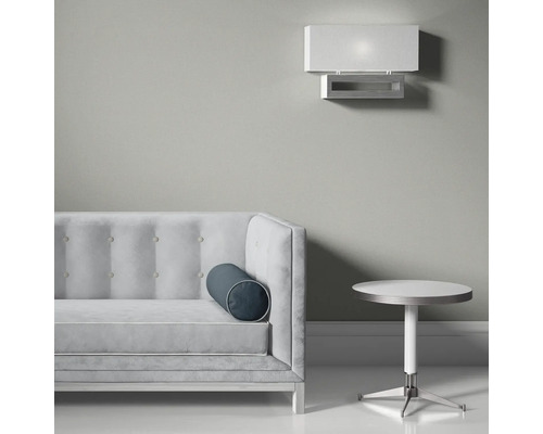 Scène met bank, bijzettafel en wandlamp