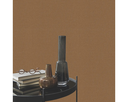 Close-up van bruin textielbehang met objecten op een tafel