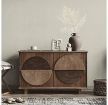Houten dressoir met decoratieve items zoals een vaas en sculptuur