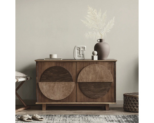 Houten dressoir met decoratieve items zoals een vaas en sculptuur